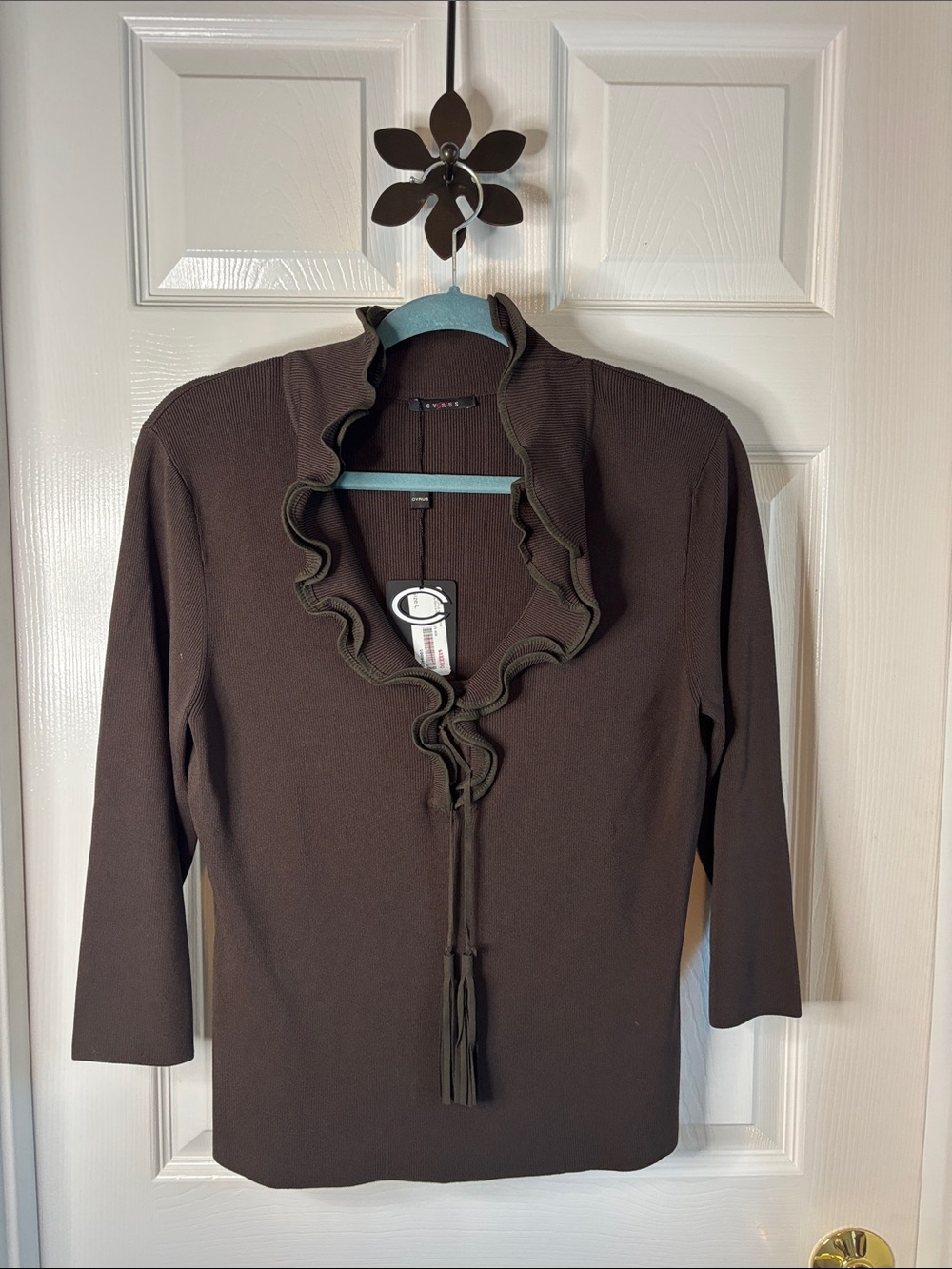 Cyrus Brown Ribbed Knit 3/4 Sleeve Ruffles Neckline Sweater Size Large NWT